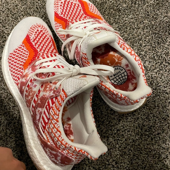 Women’s size 7 ultra boost. Used/New only worn a handful of times - Picture 2 of 5